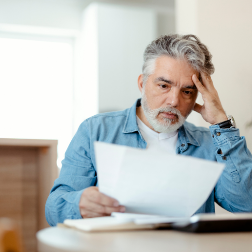 Accueil homme face à sa déclaration d'impot