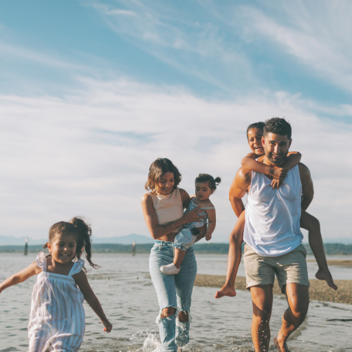 Accueil famille qui court sur le bord de plage