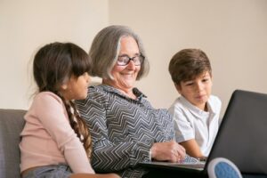 Accueil grand mère avec ses petits enfants